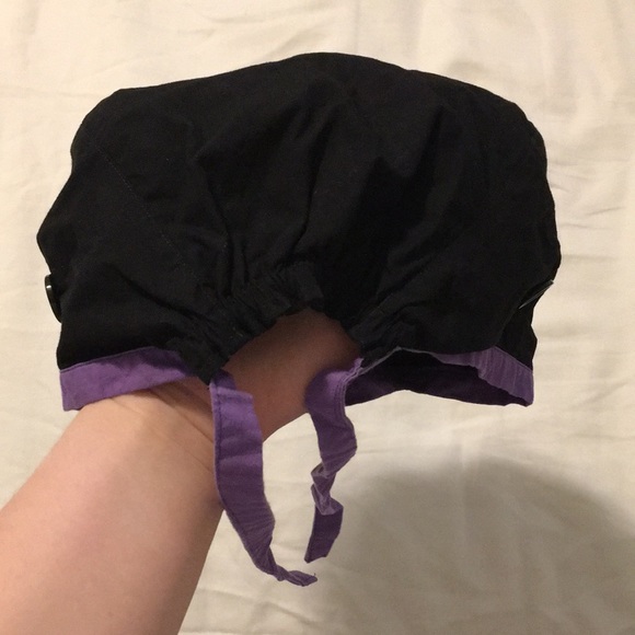 Black scrub cap with buttons, purple detail - Picture 2 of 3